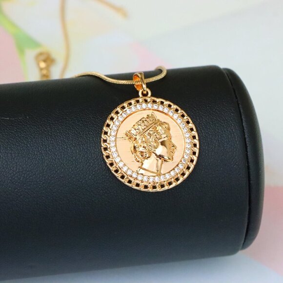 "Rose Gold Coin Pendant with Queen Profile and Iced Border, XPPT1405 - Picture 9 of 13